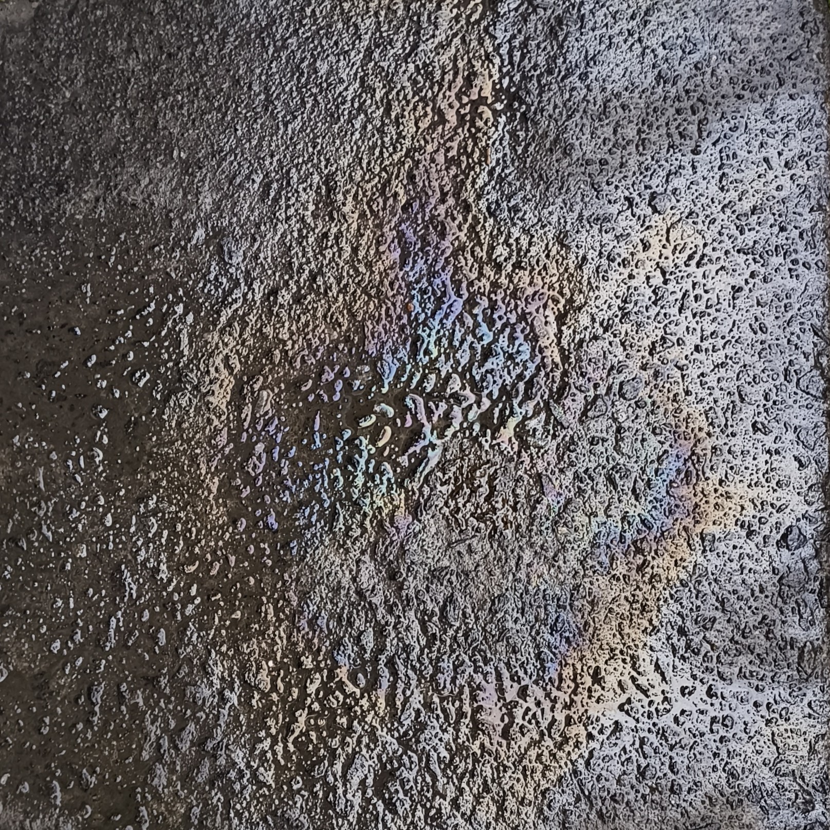 But when the same oil film was viewd at a different angle, the iridescence is gone
